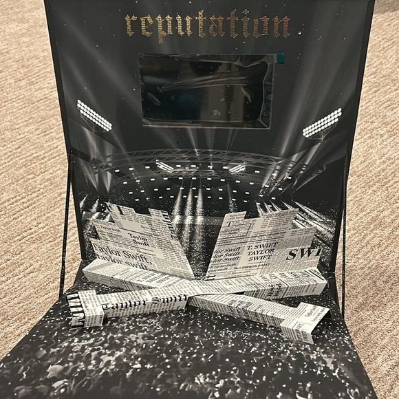 Taylor Swift Reputation VIP box - Picture 2 of 4